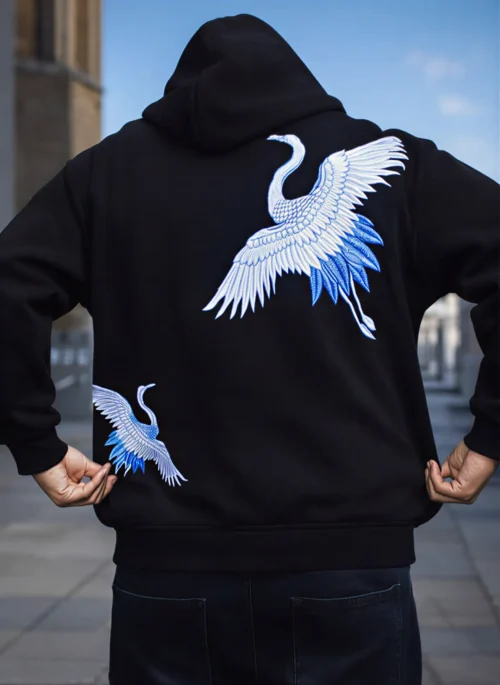Hoodie OSAR noir en situation urbaine