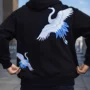 Hoodie OSAR noir en situation urbaine